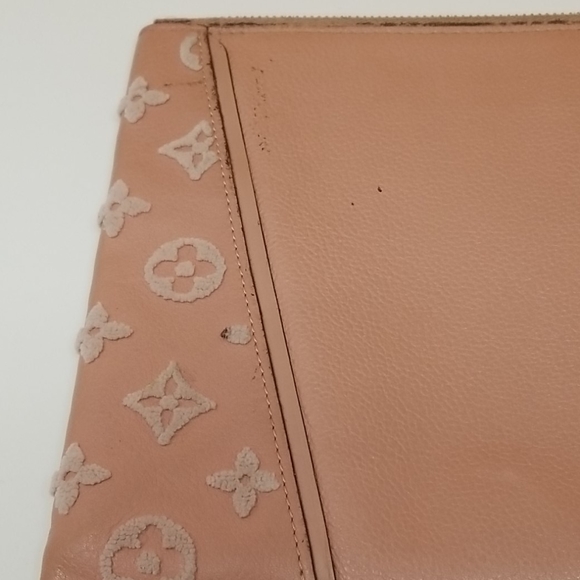 SOLD LV Pochette W Monogram
Veau Cachemire in Magnolia - Picture 8 of 12